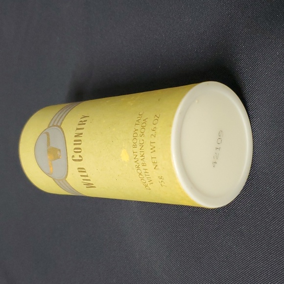 1990s Wild Country Deodorant Body Talc Avon 2.6 OZ with Baking Soda Vintage - Picture 12 of 12